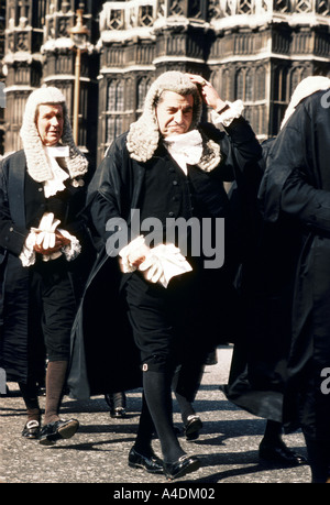 Un giudici in abito completo contiene sulla sua parrucca al Signore Chancellors Prima colazione 1982 Foto Stock