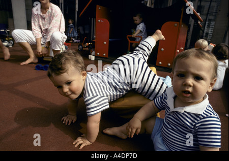 I bimbi nel parco giochi. La Creche des Halles di Parigi. Francia Foto Stock