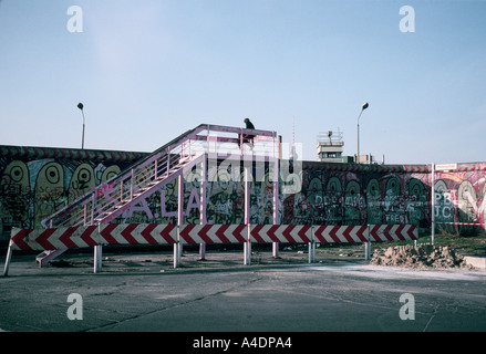 Guardando oltre il muro su una piattaforma di osservazione a Kreuzberg, il muro di Berlino pre-unificazione, 1989 Foto Stock