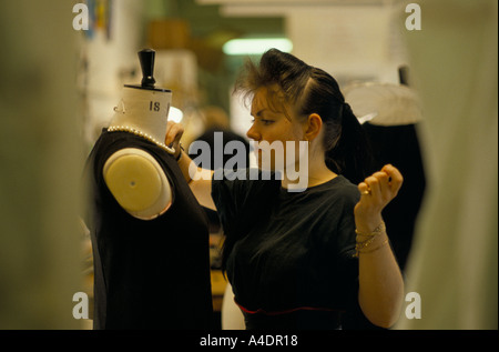 Un armadio assistant cucire un costume su un manichino per il teatro dell'opera Glyndebourne dipartimento del costume Foto Stock