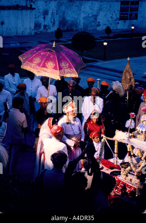 Maharaja Arvind Singh Mewar celebrare holi presso il palazzo della città in Udaipur, Rajasthan, India Foto Stock