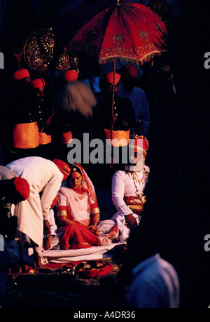 Maharaja Arvind Singh Mewar celebrare holi presso il palazzo della città in Udaipur, Rajasthan, India Foto Stock