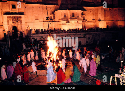 Maharaja Arvind Singh Mewar celebrare holi presso il palazzo della città in Udaipur, India 1992 Foto Stock