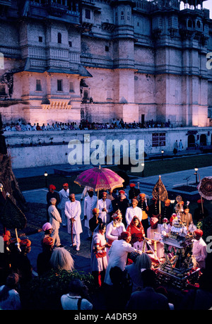 Il Maharaja Arvind Singh Mewar celebrare holi presso il palazzo della città in Udaipur, India, 1992 Foto Stock