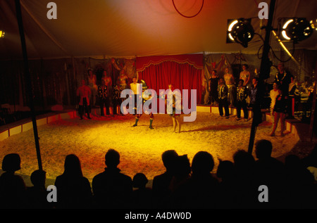 Gli artisti interpreti o esecutori durante la finale nella big top presso Gifford il Circus Foto Stock