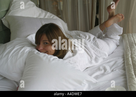 Una donna ospite nel letto a Grove Hertfordshire, Regno Unito Foto Stock