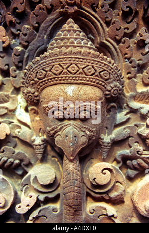 Bella pietra intagliata dettaglio del tempio Banteay Srei, a Angkor, Cambogia. DU25 Foto Stock