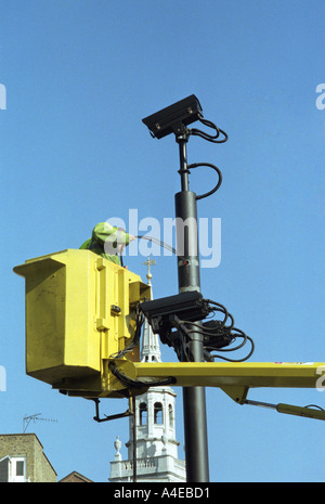 Telecamera di ricarica per la congestione in fase di installazione e manutenzione, Londra, Inghilterra, Regno Unito Foto Stock