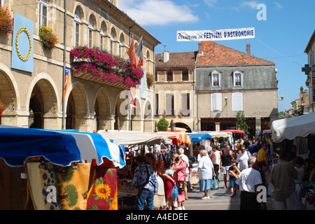 Giorno di mercato, Fleurance, Gers 32, Midi Pirenei, Francia Foto Stock