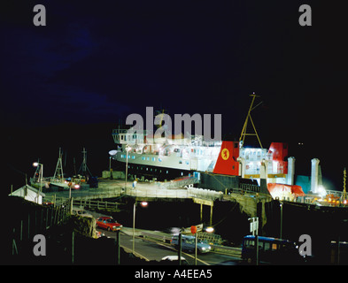 Vetture lo sbarco da un rotolo su roll off ferry di notte; Caledonian MacBrayne ferry a barra, Ebridi Esterne, Scotland, Regno Unito. Foto Stock
