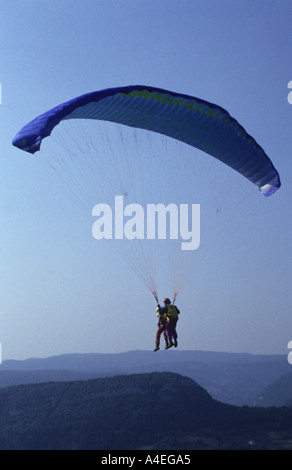 Una sera volo in tandem con il parapendio nel Giura in Francia Foto Stock