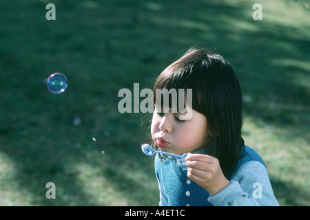 5423 Quattro anno vecchia ragazza soffia bolle San Francisco California USA Foto Stock