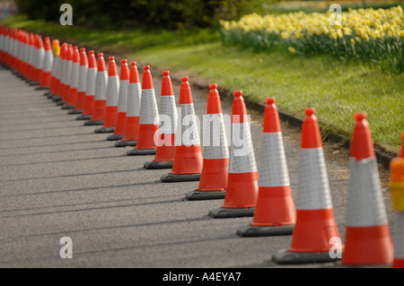 Rosso su strada traffico coni su una strada. Foto Stock