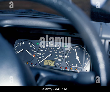 Dashboard e strumenti di una vettura a motore. Foto Stock