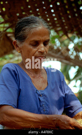 Ritratto di una donna che fa la corda sulla backwaters nel Kerala, India Foto Stock