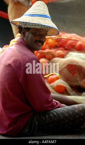 Ritratto di un fishman in un mercato sul backwaters nel Kerala, India Foto Stock