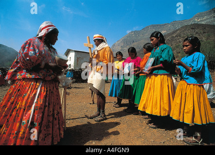 Gli Indiani Tarahumaran trasformazione vicino alla chiesa cristiana per la celebrazione di Pasqua, Stato di Chihuahua, Messico. Foto Stock