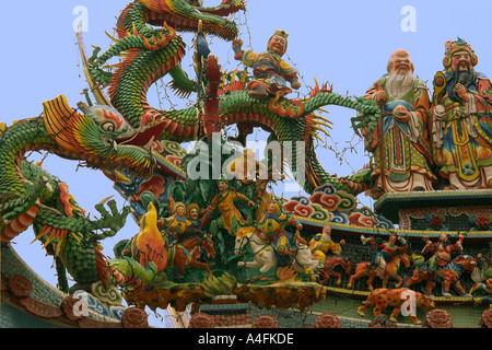 La decorazione del tetto sul tempio cinese di Taipei Taiwan Repubblica popolare di Cina Foto Stock