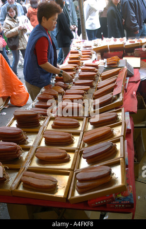 Uova di pesce in vendita presso il tradizionale mercatino Taipei Taiwan Repubblica popolare di Cina Foto Stock