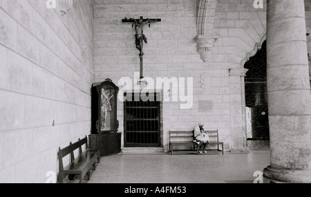 Fotografia di viaggio - Old Lady e baby a Cuba nel Centro America Latina. La vita religiosa quiete Foto Stock