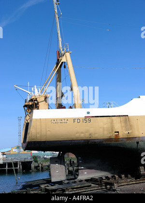 Il peschereccio Giacinta sulla slitta in Fleetwood Dock di pesce Foto Stock