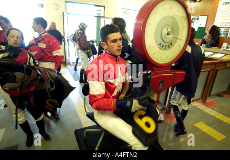 Pesatura in prima di una corsa di cavalli a Lingfield Park, Surrey Foto Stock