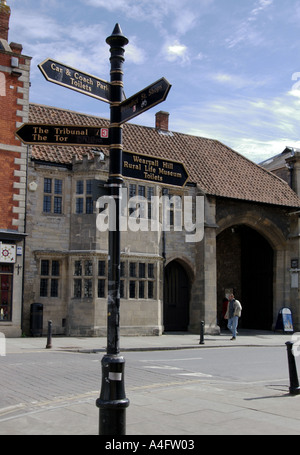 Cartello per la Tor in città di Glastonbury con ingresso a Glastonbury Abbey Foto Stock