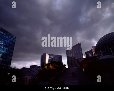 Nuvole scure raccolta su "La Defense", Parigi. Foto Stock