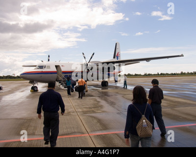 Malaysia Borneo Sabah Kota Kinabalu aeroporto di imbarco di passeggeri Fokker 50 aeromobili Foto Stock