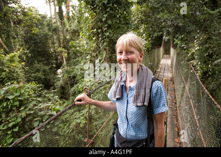 Malaysia Borneo Sabah Danum Valley Rainforest Lodge donna turista che visita il pontile Foto Stock