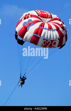 Una persona giovane parasailing a Perth Western Australia Foto Stock