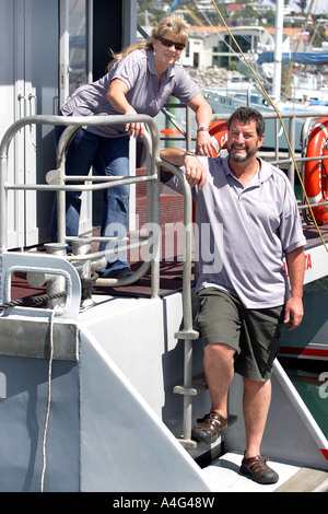 John Bennett che skipper il peschereccio San aspiranti che ha catturato il più grande mai colossale calamari, con la moglie Luisa Rossi Foto Stock