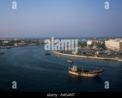 - Dubai Creek acque che scorre verso il mare oltre il tunnel Shindaga Foto Stock