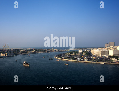 Dubai Creek acque che scorre verso il mare oltre il tunnel Shindaga Foto Stock