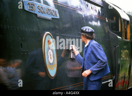 La pulizia di una locomotiva conservati di battaglia della Gran Bretagna classe. Foto Stock