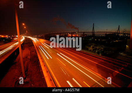 Night Shot da un ponte sopra l'autostrada ad Amburgo in Germania. Foto Stock