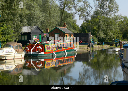 Barca stretta a papermill bloccare essex Inghilterra Foto Stock