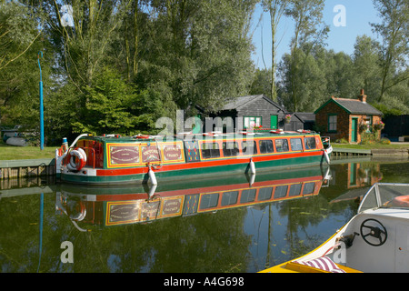 Barca stretta a papermill bloccare essex Inghilterra Foto Stock