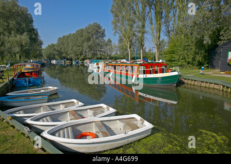 Barca stretta a papermill bloccare essex Inghilterra Foto Stock