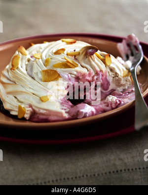 Alaska cotta meringa sul gelato e frutta cotta in forno caldo Foto Stock