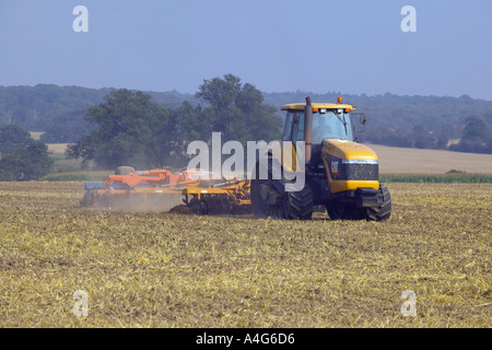 La Caterpillar Tractor e erpice a dischi Foto Stock