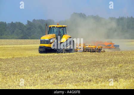 La Caterpillar Tractor e erpice a dischi Foto Stock