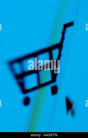 Shopping basket sullo schermo di un computer Foto Stock