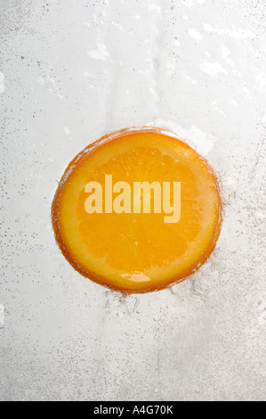 Fetta d'arancia congelati in ghiaccio Foto Stock