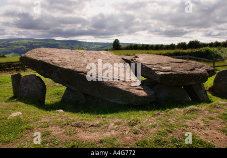 Arthur la pietra di una sepoltura camera situato su una collina vicino Dorstone Golden Valley Herefordshire England Regno Unito Foto Stock