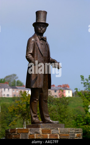 Statua di bronzo di ingegnere Vittoriano Isambard Kingdom Brunel a Neyland Pembrokeshire West Wales UK da artista Robert Thomas Foto Stock