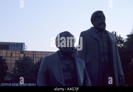 Statua di Marx e Engels a Marx ed Engels Forum di Berlino, Germania Foto Stock