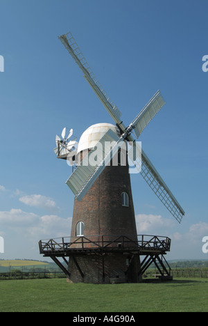 Restaurato vittoriano storico edificio mulino a vento Wilton con Fantail & mattone torre mulino costruito 1821 tra Wilton e Great Bedwyn Wiltshire Inghilterra UK Foto Stock