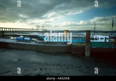 Una sezione della seconda Severn Bridge essendo caricati su di una chiatta sul lato del Gloucestershire del fiume durante la fase di costruzione Foto Stock