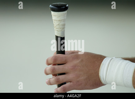 Giocatore di baseball tenendo un bat Foto Stock